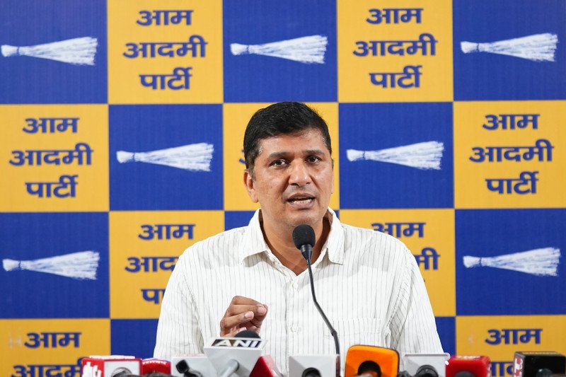 दिल्ली वाले मर रहे, मुख्यमंत्री रेखा गुप्ता कर रहीं नाव की सवारी : सौरभ भारद्वाज