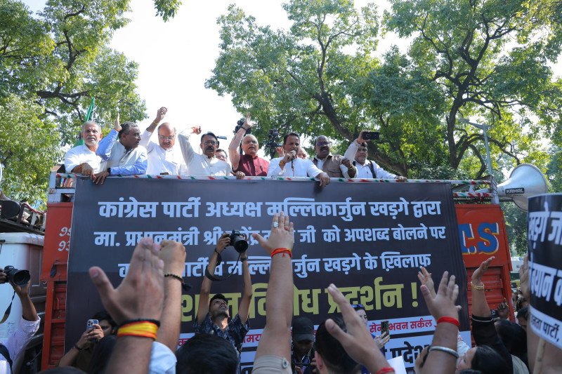 कांग्रेस अध्यक्ष खरगे का प्रधानमंत्री नरेंद्र मोदी के पिता का अपमान करने के विरोध में भाजपा का प्रदर्शन